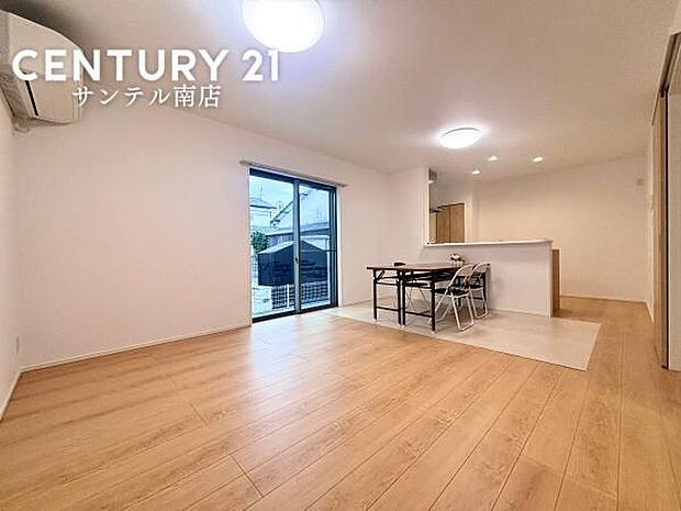 16.5帖の広々としたリビング♪(キッチン含む)カウンターキッチンからリビングにいるご家族やお子様の様子が見えるので、コミュニケーションがとりながらご家族の大切な時間を共有できるリビングスペースです♪