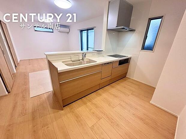 シンプルで使いやすい設計のシステムキッチン♪そしてカウンターキッチンなので、リビングいるご家族と会話を楽しみながらお料理ができます♪食洗器付き♪