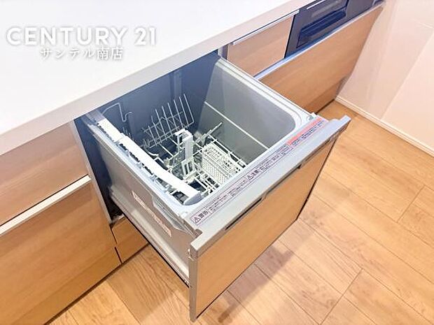 食洗器を完備しており、手間なく食器をきれいに。忙しい日々に便利で、家事の負担を軽減し、時間を有効に使えます。