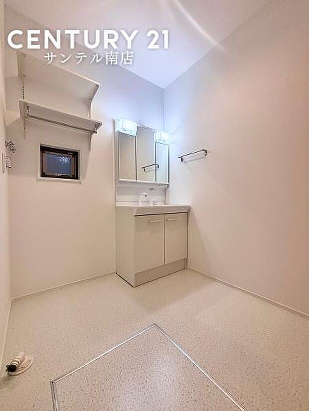 清潔感のある洗面脱衣所♪開閉可能な窓付きです！洗面台は、三面鏡の裏も収納スペースが付いており、水栓は便利なシャワーヘッドとなっております♪