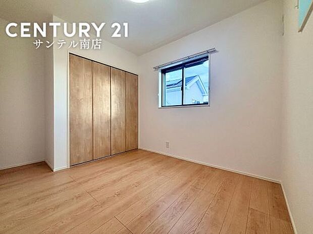 各居室にクローゼット付きで、家族それぞれの荷物もすっきり収納。日々の整理整頓がしやすく、暮らしやすい間取りです。