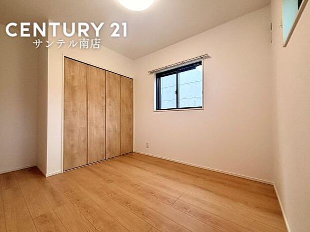 子供部屋にいかがでしょうか♪日当たり、風通し良好です(^^♪