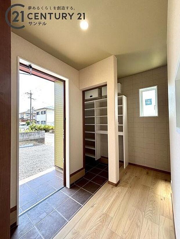 ご新居への出入り口になる明るい玄関には、たくさんの靴を収納できるシューズボックスが付いております♪いつも清潔感のあるすっきりとした玄関スペースを確保できますよ♪