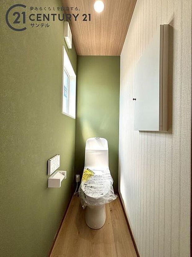 ウォシュレットが付いた広々として落ち着いた空間のお手洗いになります♪