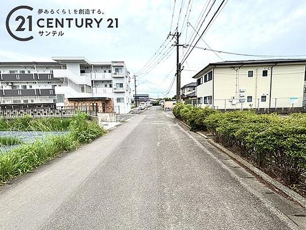 西側の前面道路から撮影した現地写真です♪