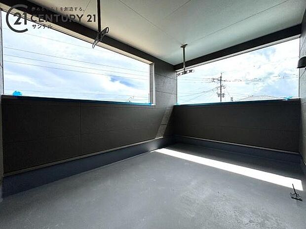屋根があるため、外出中の急な雨でも洗濯物が濡れにくく、共働き世帯に嬉しい設計です。毎日の家事にゆとりと安心をプラスします。