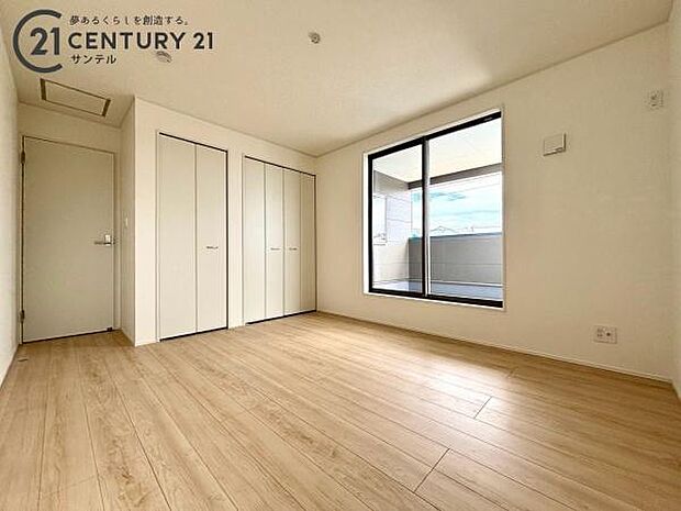7.5帖の洋室です。バルコニーに面しております。クローゼットが2つあり、用途に合わせて使い分ける事ができます。