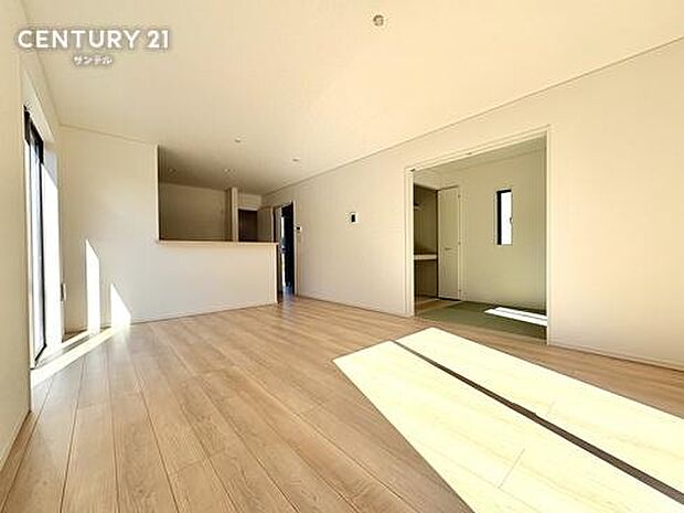 (同仕様写真)リビングお部屋全体が明るく、開放感があります。※モデル写真でございます。色や配置の相違がある場合がございます。