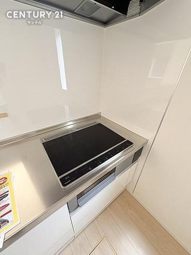 (同仕様写真)IHクッキングヒーターとグリル付のシステムキッチンです。
