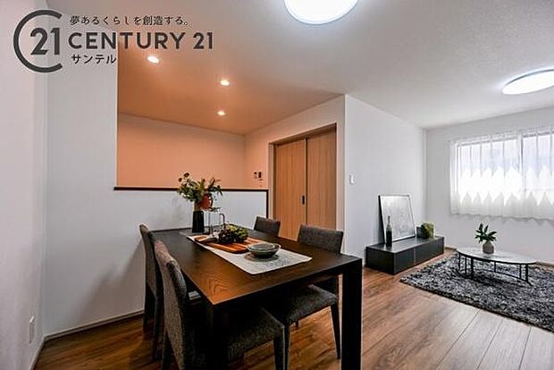 (同仕様写真)リビングお部屋全体が明るく、開放感があります。※モデル写真でございます。色や配置の相違がある場合がございます。