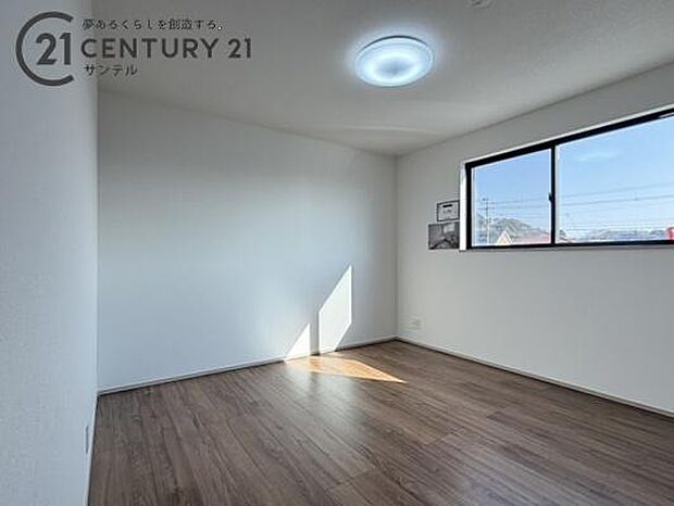 (同仕様写真)洋室※床色、建具の色が異なる場合がございます。便利な収納付き。限られた空間を有効活用でき、お部屋を広くすっきり使えます。