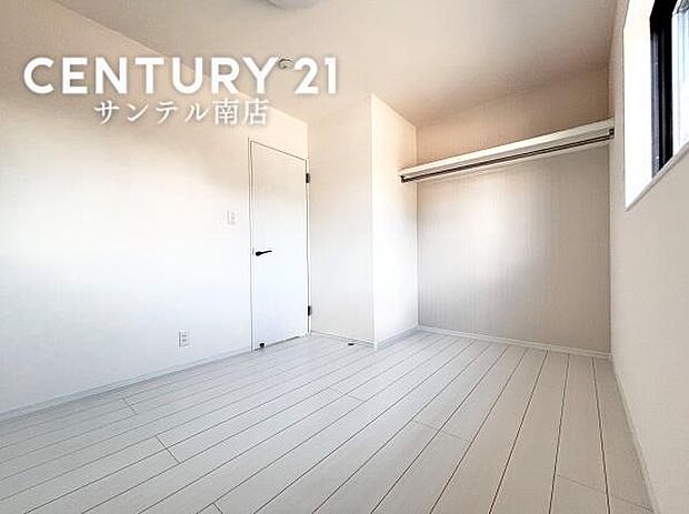 子供部屋にいかがでしょうか♪日当たり、風通し良好です(^^♪クローゼットも完備しております!※モデル写真でございます。色や配置の相違がある場合がございます。