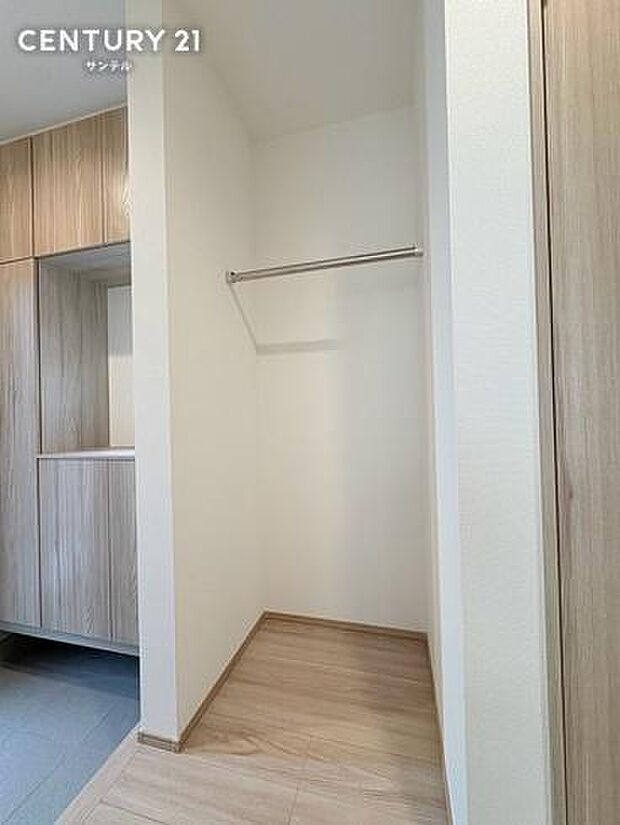 玄関ホールにハンガーパイプを配置。外出時に着ていたコートやジャケット、花粉・雨がついたアウターを部屋に持ち込まずそのままサッと掛けられるため、室内の清潔を保ち身支度もスムーズにおこなえます。