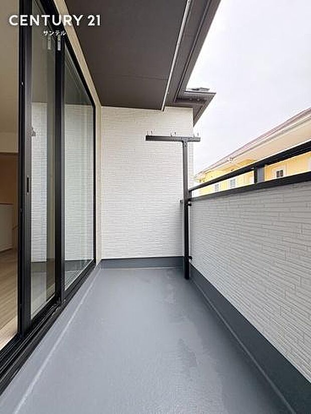 屋根があるため、外出中の急な雨でも洗濯物が濡れにくく、共働き世帯に嬉しい設計です。毎日の家事にゆとりと安心をプラスします。