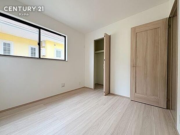 2階約4.5帖の洋室です。ご家族のライフスタイルに合わせて、様々な使い方ができるお部屋です。