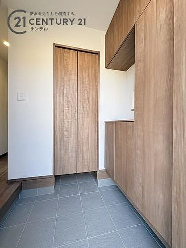 玄関!ご新居への出入り口になる明るい玄関には、たくさんの靴を収納できるシューズボックスが付いております♪いつも清潔感のあるすっきりとした玄関スペースを確保できますよ♪