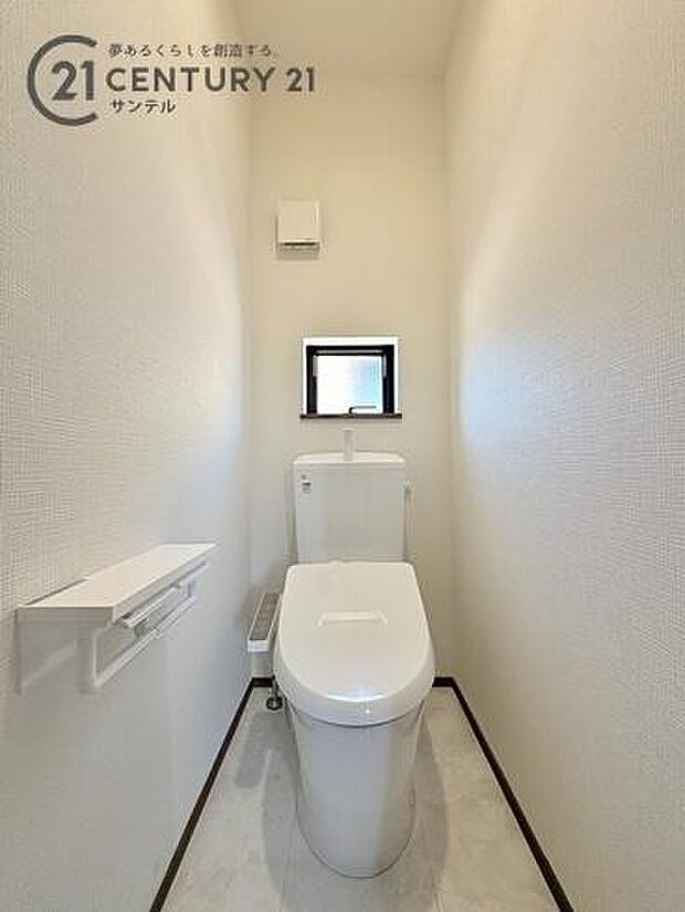 2階トイレです。白を基調としたクリーンな内装で、毎日使う場所だからこそ、気持ちよく過ごせる空間に仕上げました。