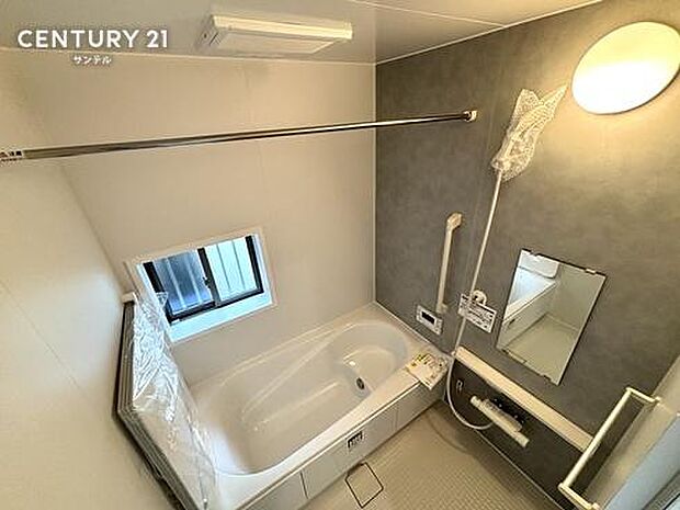 (同仕様写真)清潔感のあるバスルームで一日の疲れを癒してください♪浴室乾燥機能も完備しております。※内装の色合いや設備仕様が実際と異なる場合がございます。