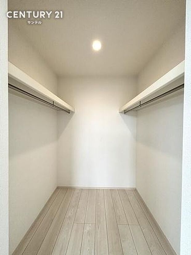 (同仕様写真)洋室の収納スペースです。物件によって相違がございます。