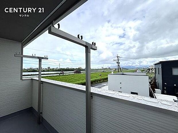 （同仕様写真）ぽかぽかした天気の良い日はバルコニーで洗濯物を外で干すことが出来ます♪