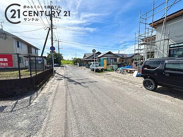西側の前面道路から撮影した現地写真です♪