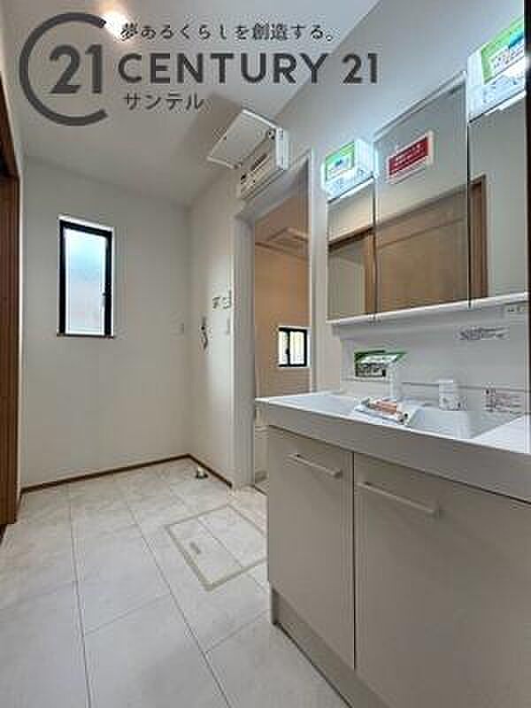 3面鏡の独立洗面台のある洗面所です。湿気のこもりやすい洗面所ですが換気用の窓があるので湿気対策も安心です。