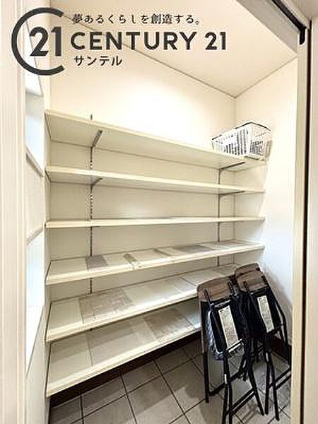 玄関のシューズインクローゼットです。ベビーカー等収納可能です！