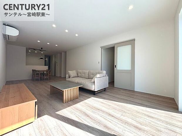 22帖の広々リビング。白を基調とした明るい空間で、開放感あふれるお部屋です。