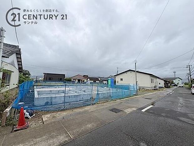 現在、基礎工事中です。