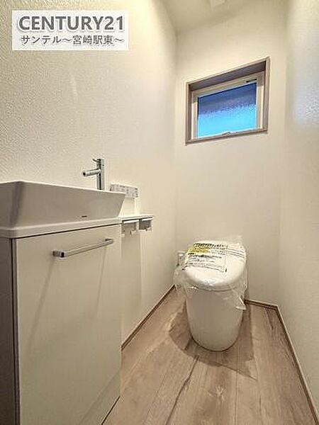換気できる小窓がございます。手洗い器付きです。