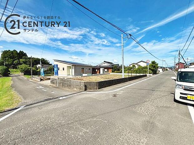 前面道路から撮影した現地写真です♪