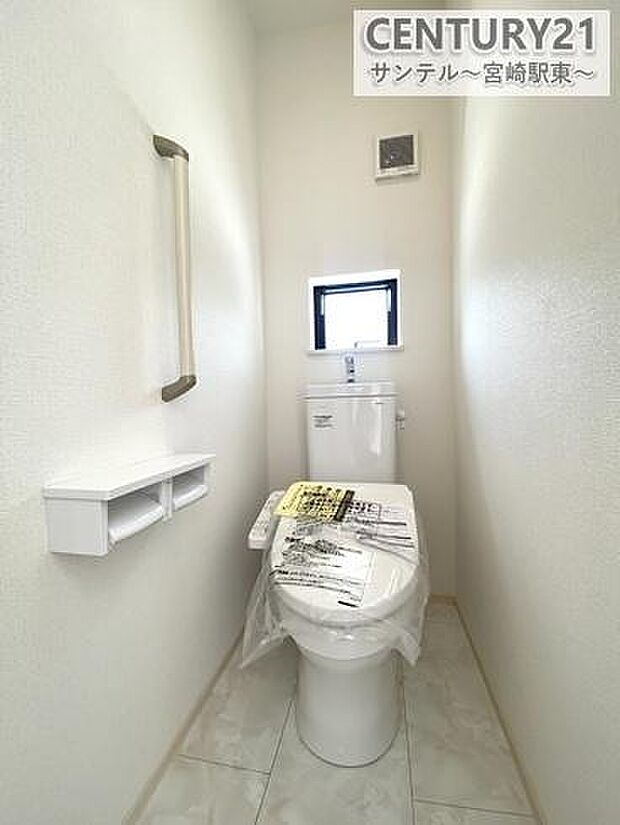 (同仕様写真)落ち着いた雰囲気のトイレ温水洗浄暖房便座でございます(^^♪※色や配置の相違がある場合がございます。
