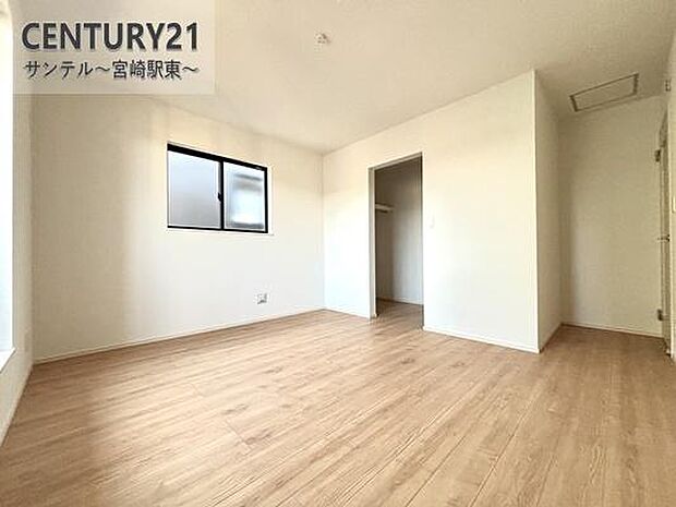 （同仕様写真）洋室※床色、建具の色が異なる場合がございます。便利な収納付き。限られた空間を有効活用でき、お部屋を広くすっきり使えます。