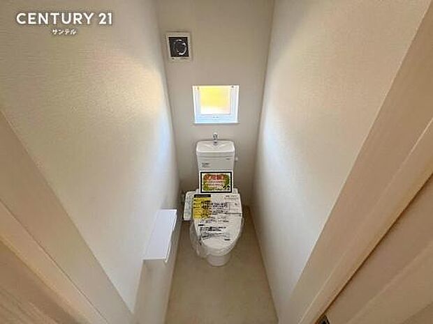(同仕様写真)落ち着いた雰囲気のトイレ温水洗浄暖房便座でございます。※色や配置の相違がある場合がございます。