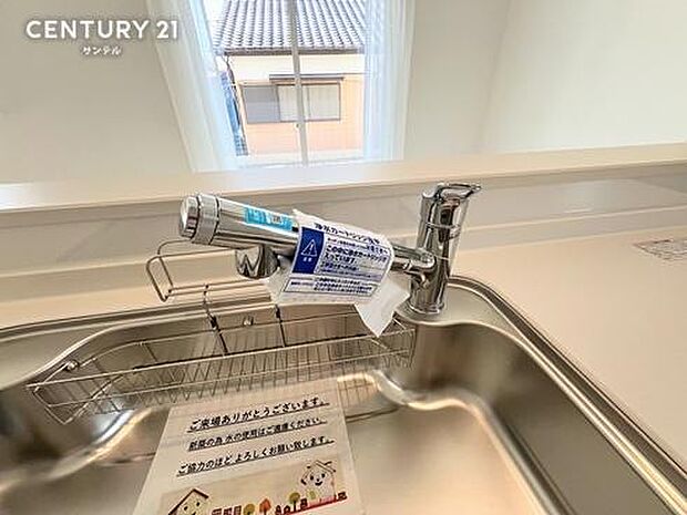 (同仕様写真)ワンタッチで浄水、原水を使い分けられる浄水器です。