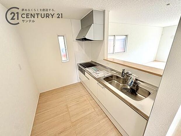 料理をしながらリビングや外の景色まで見渡せるオープンな設計。手元の生活感を程よく隠す立ち上がりカウンター仕様で、リビングにいる家族との会話を楽しみながら明るい気分で安心して調理がこなせます♪