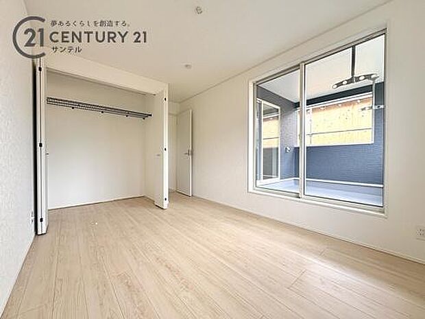バルコニーに繋がる洋室です。大きな窓があり、明るく開放感のある空間です。布団を干す際の動線もスムーズです。
