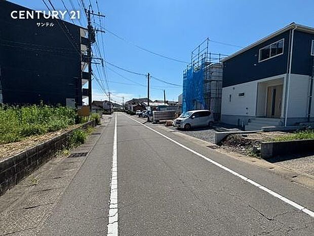 前面道路から撮影した現地写真です。