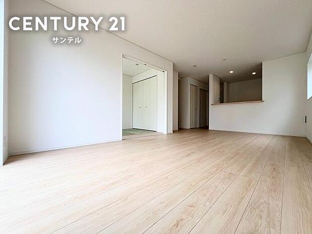 対面キッチンからリビングを見渡せる安心設計。家族とのコミュニケーションも取りやすい間取りです。