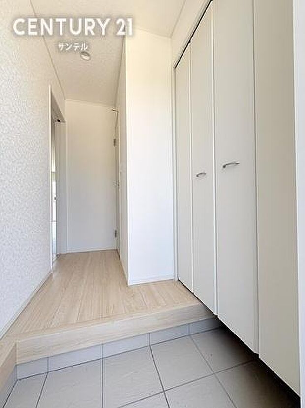 新居への出入り口になる明るい玄関には、たくさんの靴を収納できるシュークロークがあります♪いつも清潔感のあるすっきりとした玄関スペースを確保できますよ♪