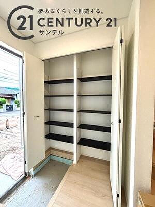 シューズボックス付きで、玄関を綺麗に保つことができます。