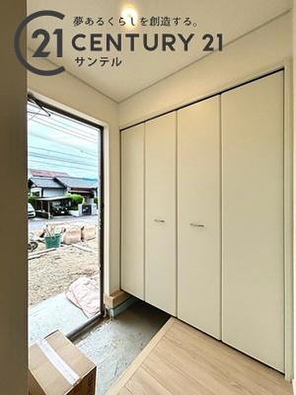 ご新居への出入り口になる明るい玄関には、たくさんの靴を収納できるシューズボックスが付いております。いつも清潔感のあるすっきりとした玄関スペースを確保できます♪