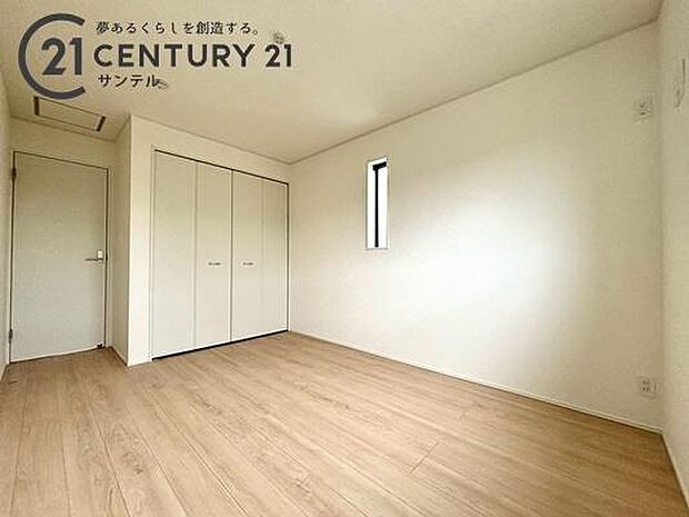 南東側6.5帖の洋室です。主寝室にいかがでしょうか。