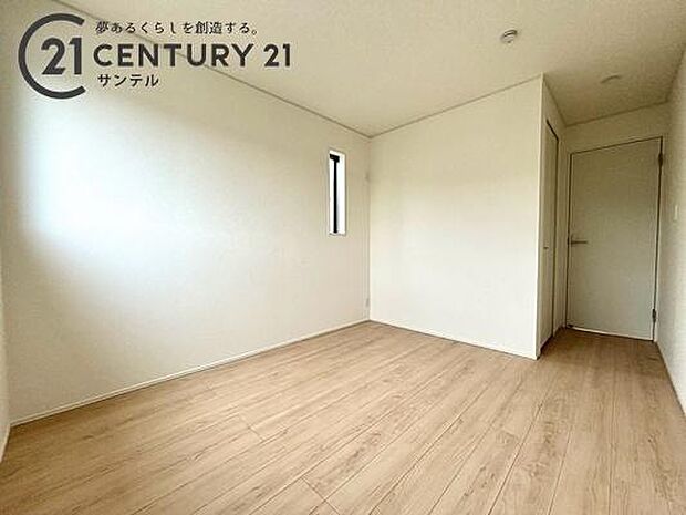 南西側6帖の洋室です。クローゼットもついております。