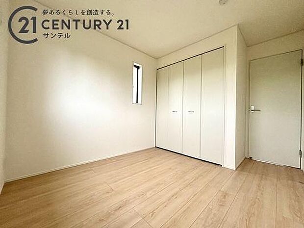 北東側5帖の洋室です。2面の窓から光が差し込む、明るい空間です。