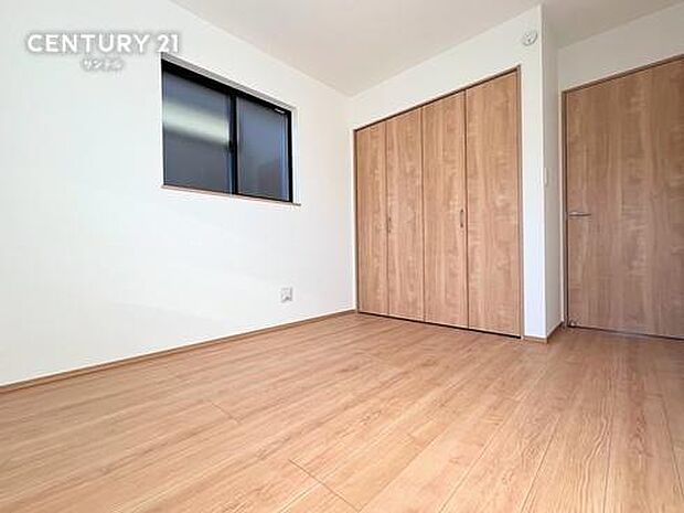 (同仕様写真)洋室※床色、建具の色が異なる場合がございます。便利な収納付き。限られた空間を有効活用でき、お部屋を広くすっきり使えます。