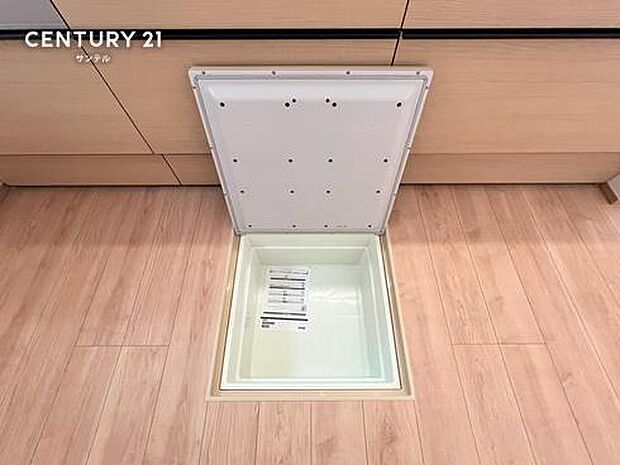 (同仕様写真)キッチン床下収納完備です。