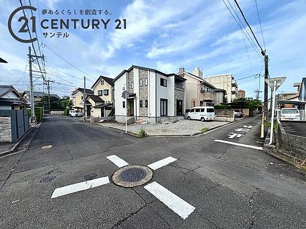 南西側の前面道路から撮影した現地写真です♪