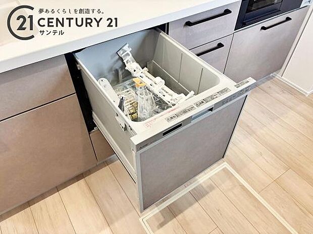 食洗器を完備しており、手間なく食器をきれいに。忙しい日々に便利で、家事の負担を軽減し、時間を有効に使えます。