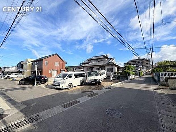 前面道路から撮影した現地写真です。
